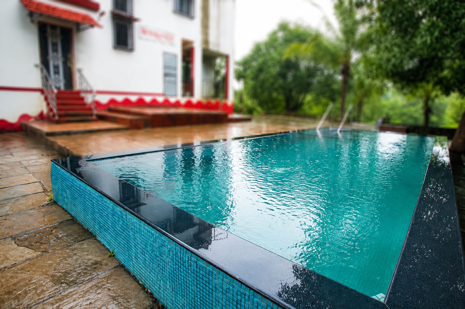swimming-pool swimming-pool